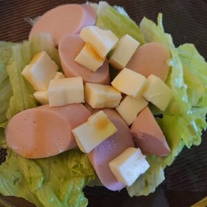 レタスと魚肉ソーセージとベビーチーズのサラダ